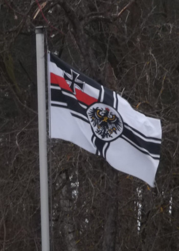 War bis 1918 die Reichskriegsflagge, mit Hakenkreuz statt Adler von 1933-1945 die Kriegsflagge des 3.Reiches. Ich bin überzeugt, wäre es nicht strafbar, hätte ich an diesem Masten die Kriegsflagge des 3.Reiches vorgefunden!